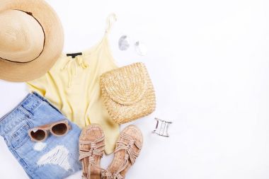 Modern şık bir görünüm için şık moda blog lookbook. Kadın dergisi için şık giyim düz yatıyordu.