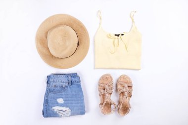 Modern şık bir görünüm için şık moda blog lookbook. Kadın dergisi için şık giyim düz yatıyordu.