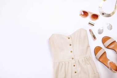 Modern şık bir görünüm için şık moda blog lookbook. Kadın dergisi için şık giyim düz yatıyordu.