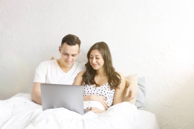 Genç bir iletiyi okumayı izlerken tv programı, çift. Teknoloji ve ilişki kavramı. Modern romantizm sorunları. Erkek ve erkek online app. Laptop dating, sohbet, alışveriş, tarama, sörf.