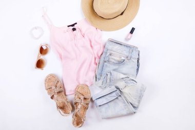 Modern şık bir görünüm için şık moda blog lookbook. Kadın dergisi için şık giyim düz yatıyordu. Mevsimsel geçiş izni, şık giyim kadın kümesi.