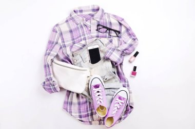 Modern şık bir görünüm için şık moda blog lookbook. Kadın dergisi için şık giyim düz yatıyordu. Mevsimsel geçiş izni, şık giyim kadın kümesi.