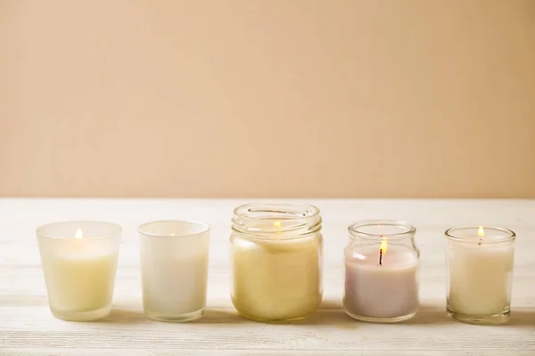 Una composición elegante de salón de spa y atributos de terapia de piedra. Descuento del Día Internacional de la Mujer. Regalo para el día de la madre . — Foto de Stock