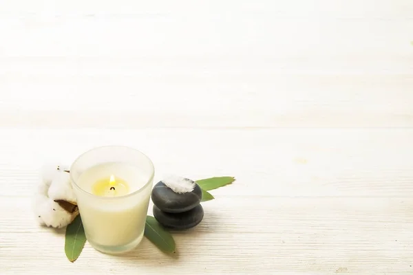 Una composición elegante de salón de spa y atributos de terapia de piedra. Descuento del Día Internacional de la Mujer. Regalo para el día de la madre . — Foto de Stock