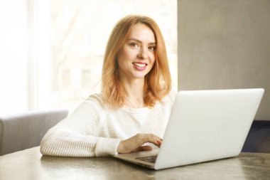 Modern çatı kafe kafe Restoran çekici hipster genç kadın. Yazar, blogger, tasarımcı, serbest meslek, uzaktan çalışma süreci. E-alışveriş, online alışveriş, m-alışveriş.