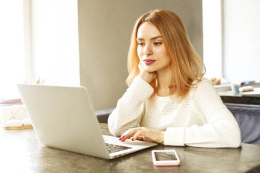 Modern çatı kafe kafe Restoran çekici hipster genç kadın. Yazar, blogger, tasarımcı, serbest meslek, uzaktan çalışma süreci. E-alışveriş, online alışveriş, m-alışveriş.