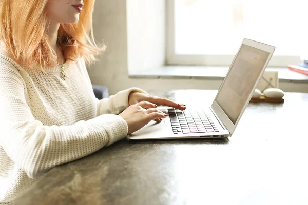 Attrayant hipster jeune femme dans le restaurant café loft café moderne. Écrivain, blogueur, designer, pigiste, processus de travail à distance. E-shopping, achats en ligne, m-shopping . — Photo