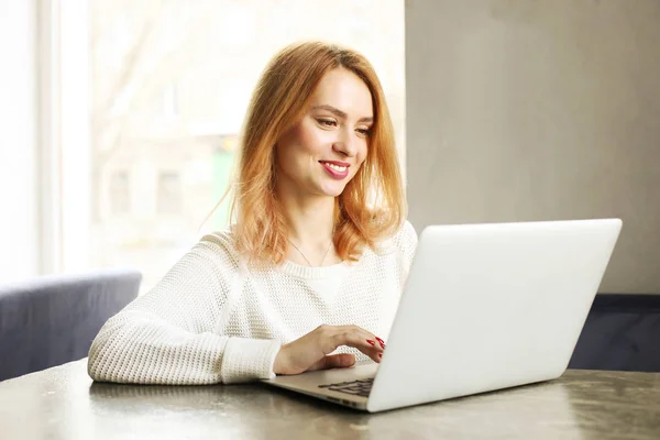 Attraktive junge Hipster-Frau im modernen Loft-Café-Café-Restaurant. Schriftsteller, Blogger, Designer, Freiberufler, Fernarbeitsprozess. e-shopping, online einkaufen, m-shopping. — Stockfoto