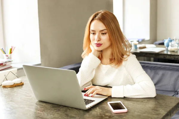 Mulher jovem hipster atraente no moderno café loft restaurante café. Escritor, blogueiro, designer, freelancer, processo de trabalho remoto. E-shopping, compras online, m-shopping . — Fotografia de Stock