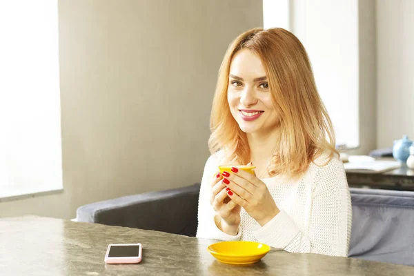 Mulher jovem hipster atraente no moderno café loft restaurante café. Escritor, blogueiro, designer, freelancer, processo de trabalho remoto. E-shopping, compras online, m-shopping . — Fotografia de Stock