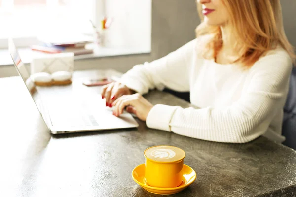 Atraktivní bokovky mladá žena v moderní loft café coffee shop restauraci. Spisovatel, blogger, Návrhář, na volné noze, vzdálené pracovní proces. E-nakupování, online nakupování, m nakupování. — Stock fotografie