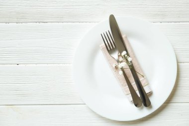 Paskalya tablo randevular, Tablo ayarı seçenekleri döşeme. Gümüş sofra öğeleri şenlikli dekorasyonu ile. Çatal, bıçak ve çiçekler. Mutlu Paskalya tatili.