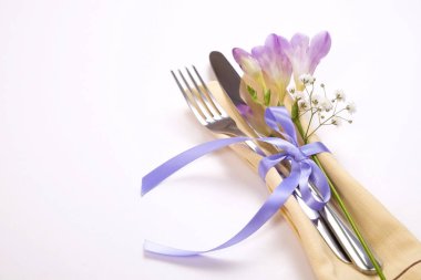 Paskalya tablo randevular, Tablo ayarı seçenekleri döşeme. Gümüş sofra öğeleri şenlikli dekorasyonu ile. Çatal, bıçak ve çiçekler. Mutlu Paskalya tatili.