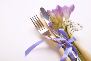 Paskalya tablo randevular, Tablo ayarı seçenekleri döşeme. Gümüş sofra öğeleri şenlikli dekorasyonu ile. Çatal, bıçak ve çiçekler. Mutlu Paskalya tatili.