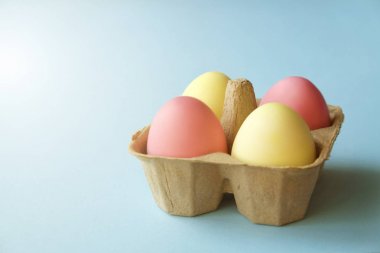 Farklı pastel renk Paskalya yumurta koydu ve beyaz kır çiçekleri ile güzel bileşiminde düzenlenmiştir. Kopya metin alanı ile tebrik kartı.