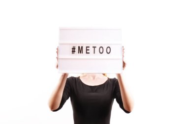 '#Metoo' metin kadının elinde. Kadın güçlendirici hareket kavramı.