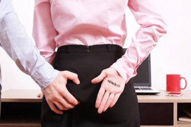 Patron adam genç kadın karşı uygunsuz davranış işyeri masa başında gösterir. Şiddetli erkek kapmak kadın ortak çalışan ellemek. Ofis dizüstü bilgisayar. Cinsiyetçilik, mt m2 kavramı. Closeup arka plan