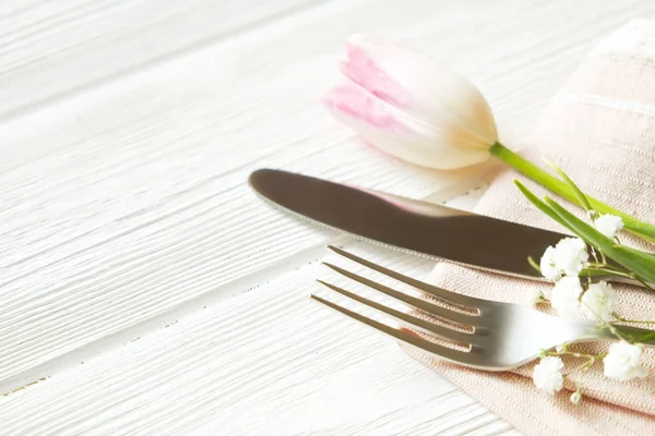 Påsk om tabell utnämningar, tabell inställningsalternativ. Bestick, porslin träffar med festlig dekoration. Gaffel, kniv och blommor. Glad påsk. — Stockfoto