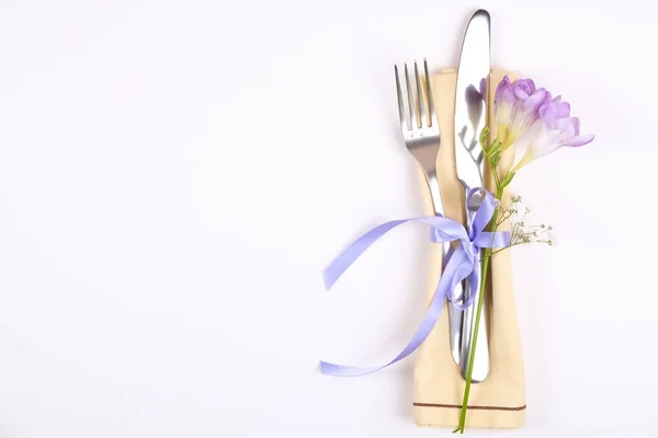 Appuntamenti per la tavola di Pasqua, opzioni di apparecchiare la tavola. argenteria, oggetti per la tavola con decorazioni festive. Forchetta, coltello e fiori. Buone vacanze pasquali . — Foto Stock