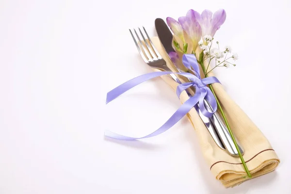 Appuntamenti per la tavola di Pasqua, opzioni di apparecchiare la tavola. argenteria, oggetti per la tavola con decorazioni festive. Forchetta, coltello e fiori. Buone vacanze pasquali . — Foto Stock