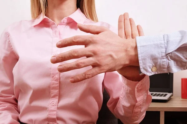 Patron adam genç kadın karşı uygunsuz davranış işyeri masa başında gösterir. Şiddetli erkek kapmak kadın ortak çalışan ellemek. Ofis dizüstü bilgisayar. Cinsiyetçilik, mt m2 kavramı. Closeup arka plan