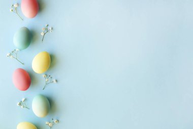 Paskalya tablo randevular, Tablo ayarı seçenekleri döşeme. Gümüş sofra öğeleri şenlikli dekorasyonu ile. Çatal, bıçak ve çiçekler. Mutlu Paskalya tatili.