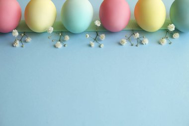 Paskalya tablo randevular, Tablo ayarı seçenekleri döşeme. Gümüş sofra öğeleri şenlikli dekorasyonu ile. Çatal, bıçak ve çiçekler. Mutlu Paskalya tatili.