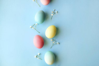 Paskalya tablo randevular, Tablo ayarı seçenekleri döşeme. Gümüş sofra öğeleri şenlikli dekorasyonu ile. Çatal, bıçak ve çiçekler. Mutlu Paskalya tatili.