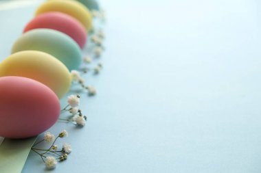 Paskalya tablo randevular, Tablo ayarı seçenekleri döşeme. Gümüş sofra öğeleri şenlikli dekorasyonu ile. Çatal, bıçak ve çiçekler. Mutlu Paskalya tatili.