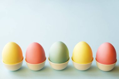 Paskalya tablo randevular, Tablo ayarı seçenekleri döşeme. Gümüş sofra öğeleri şenlikli dekorasyonu ile. Çatal, bıçak ve çiçekler. Mutlu Paskalya tatili.