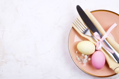 Paskalya tablo randevular, Tablo ayarı seçenekleri döşeme. Gümüş sofra öğeleri şenlikli dekorasyonu ile. Çatal, bıçak ve çiçekler. Mutlu Paskalya tatili.