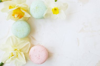 Geleneksel Fransız yaban mersini çilek kızılcık bademli kurabiye tatlı bisküvi beyaz gri beton dokulu arka plan masa üstü güzel çiçek düzenleme ile. Lezzetli ama sağlıksız gıda.