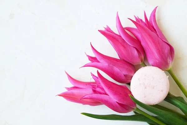 전통적인 프랑스 블루베리 딸기 크랜베리 마카롱 디저트 비스킷 흰색 회색 콘크리트 질감된 배경 테이블 위에 아름 다운 꽃 배열. 맛 있는 하지만 건강에 해로운 음식. — 스톡 사진