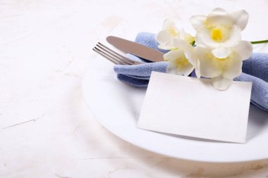 Paskalya tablo randevular, Tablo ayarı seçenekleri döşeme. Gümüş sofra öğeleri şenlikli dekorasyonu ile. Çatal, bıçak ve çiçekler. Mutlu Paskalya tatili.