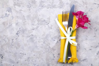 Paskalya tablo randevular, Tablo ayarı seçenekleri döşeme. Gümüş sofra öğeleri şenlikli dekorasyonu ile. Çatal, bıçak ve çiçekler. Mutlu Paskalya tatili.