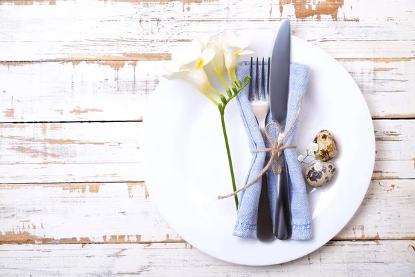 Appuntamenti per la tavola di Pasqua, opzioni di apparecchiare la tavola. argenteria, oggetti per la tavola con decorazioni festive. Forchetta, coltello e fiori. Buone vacanze pasquali . — Foto Stock