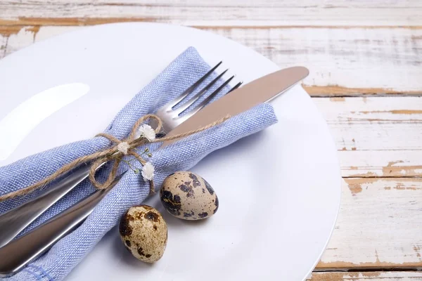 Påsk om tabell utnämningar, tabell inställningsalternativ. Bestick, porslin träffar med festlig dekoration. Gaffel, kniv och blommor. Glad påsk. — Stockfoto