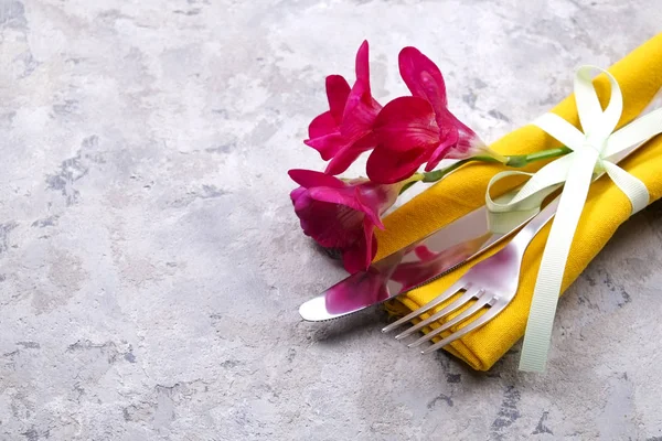 Påsk om tabell utnämningar, tabell inställningsalternativ. Bestick, porslin träffar med festlig dekoration. Gaffel, kniv och blommor. Glad påsk. — Stockfoto