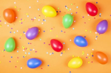 Hasır sepet saman ve dekoratif çiçekler organik yumurta geleneksel Paskalya kartı şablonu pastel renklerle boyalı.