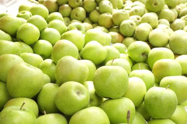 İlkbahar yaz meyve sebze diyet detoks. Hasat yığını kapat. Süpermarket stand temiz ve parlak sebze / meyve ürün yelpazesine sahip. Sağlıklı beslenme kavramı.