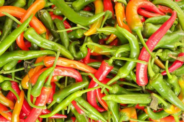 İlkbahar yaz meyve sebze diyet detoks. Hasat yığını kapat. Süpermarket stand temiz ve parlak sebze / meyve ürün yelpazesine sahip. Sağlıklı beslenme kavramı.