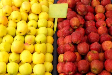 İlkbahar yaz meyve sebze diyet detoks. Hasat yığını kapat. Süpermarket stand temiz ve parlak sebze / meyve ürün yelpazesine sahip. Sağlıklı beslenme kavramı.