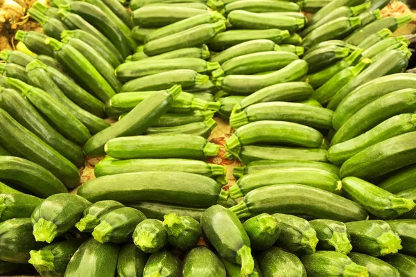 Lente zomer detox fruit plantaardig dieet. Close up van oogst stapel. Supermarkt stand van schoon en glanzend groenten / fruit assortiment. Gezond eten concept. — Stockfoto