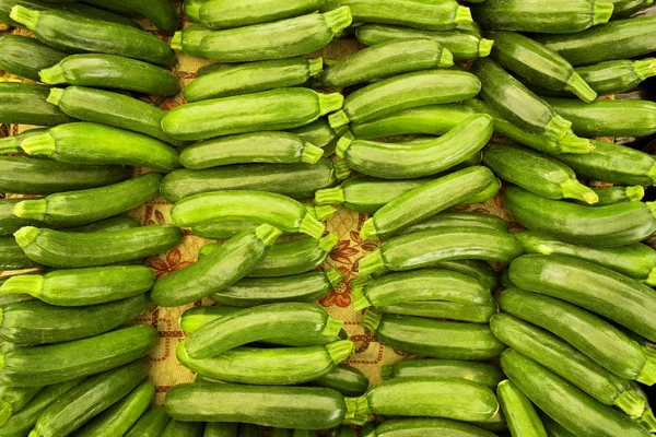 Diet sayuran buah detox musim panas. Menutup tumpukan panen. Supermarket stand dari sayuran bersih dan mengkilap / berbagai buah-buahan. Konsep makan yang sehat . — Stok Foto