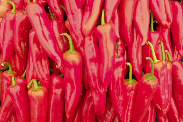 Primavera verano desintoxicación dieta de frutas y verduras. Primer plano de la pila de cosecha. Supermercado stand de verduras limpias y brillantes / surtido de frutas. Concepto de alimentación saludable . — Foto de Stock