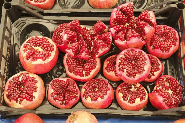 Primavera estate disintossicazione frutta dieta vegetale. Primo piano della pila del raccolto. Supermercato stand di verdure pulite e lucide / assortimento di frutta. Alimentazione sana concetto . — Foto Stock