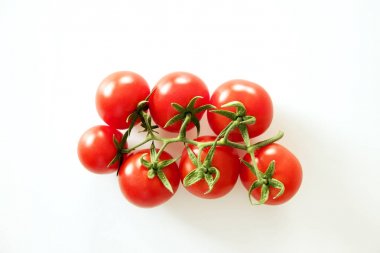 Minimalist düz parlak kırmızı ışık yansıtan, katı beyaz masa üstü üzerinde döşeme domates bileşimi yatıyordu.