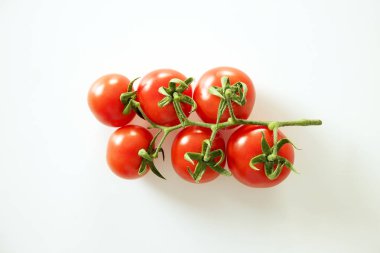 Minimalist düz parlak kırmızı ışık yansıtan, katı beyaz masa üstü üzerinde döşeme domates bileşimi yatıyordu.