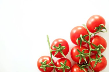 Minimalist düz parlak kırmızı ışık yansıtan, katı beyaz masa üstü üzerinde döşeme domates bileşimi yatıyordu.