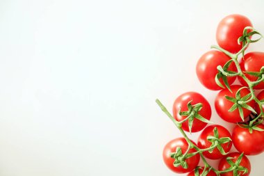 Minimalist düz parlak kırmızı ışık yansıtan, katı beyaz masa üstü üzerinde döşeme domates bileşimi yatıyordu.